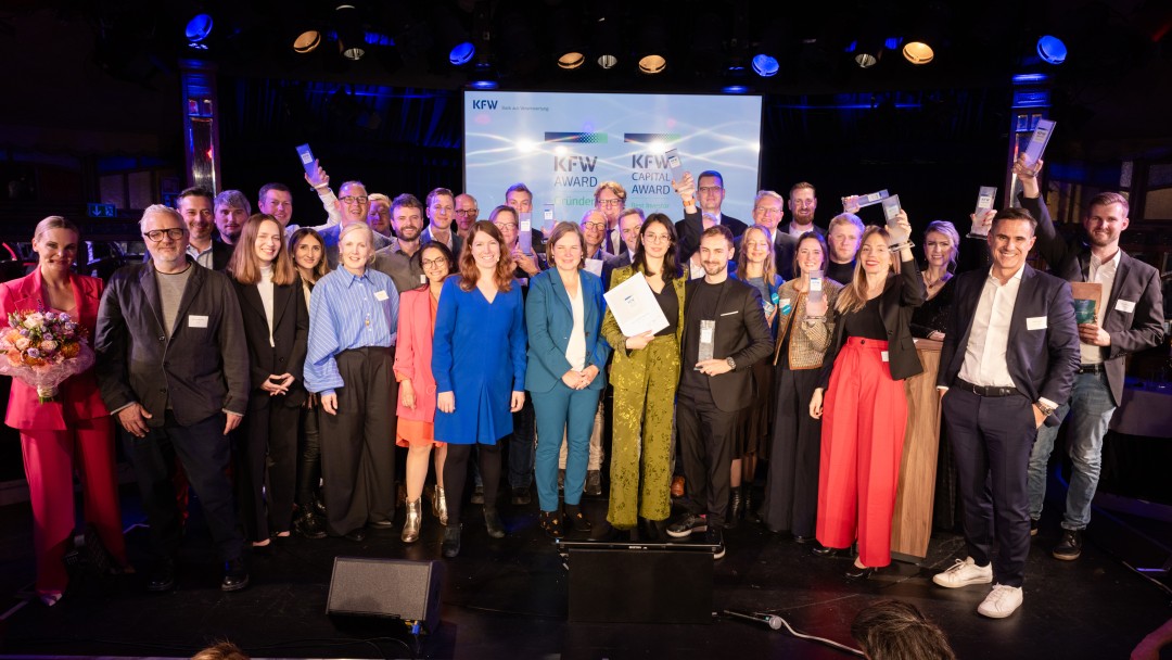 Gruppenfoto aller Gewinnerinnen und Gewinner des KfW Award Gründen und des KfW Capital Awards 2024.