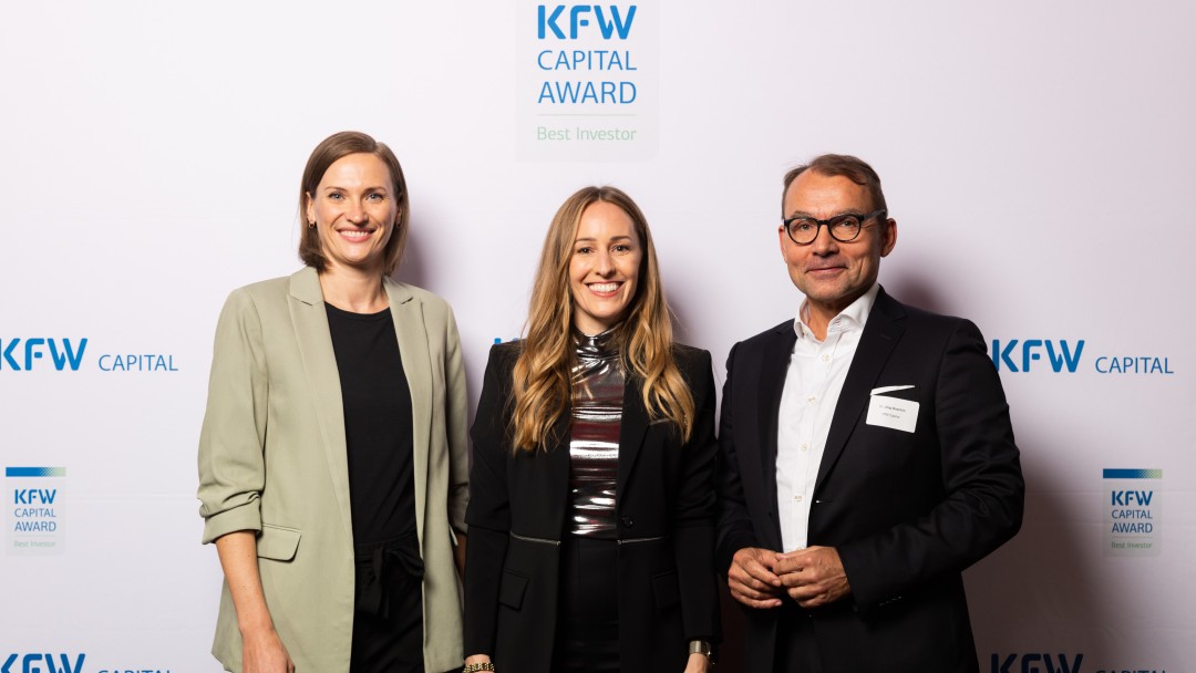 Gewinnerin Juliane Hahn zusammen mit Theresa Bardubitzki, Senior Nachhaltigkeitsmanagerin KfW Capital und Dr. Jörg Goschin, Geschäftsführer KfW Capital