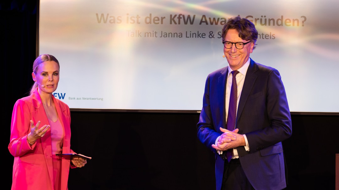 KfW Vorstandsvorsitzender Stefan Wintels auf der Bühne zusammen mit Janna Linke.