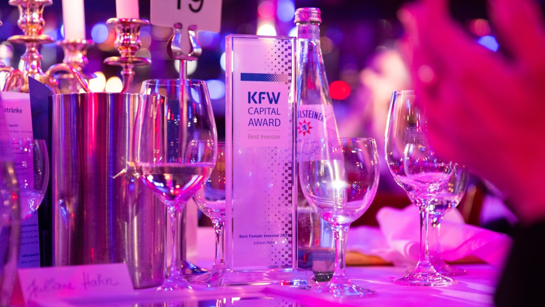 Die Trophäe des KfW Capital Awards 2024