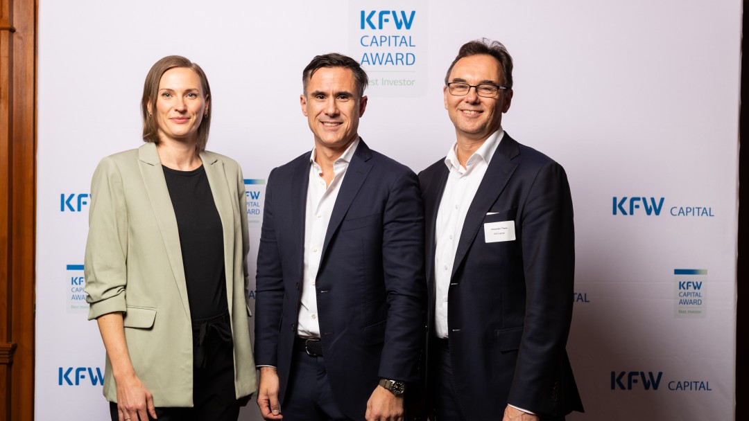 Xavier Sarras mit Theresa Bardubitzki, Senior Nachhaltigkeitsmanagerin KfW Capital und Alexander Thees, Geschäftsführer KfW Capital